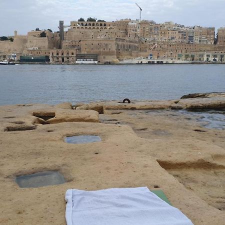 Old Refurbished Apartment In Bormla Cospicua Bagian luar foto