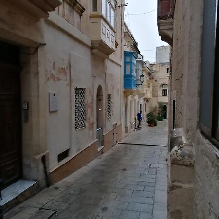 Old Refurbished Apartment In Bormla Cospicua Bagian luar foto