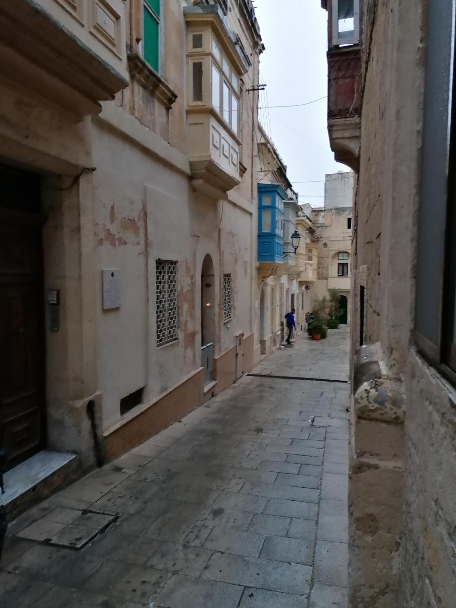 Old Refurbished Apartment In Bormla Cospicua Bagian luar foto