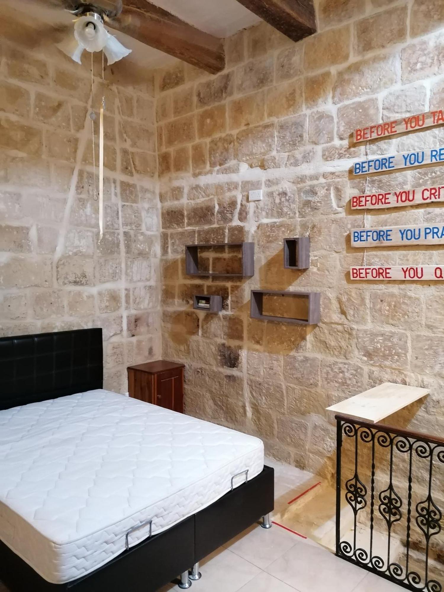 Old Refurbished Apartment In Bormla Cospicua Bagian luar foto