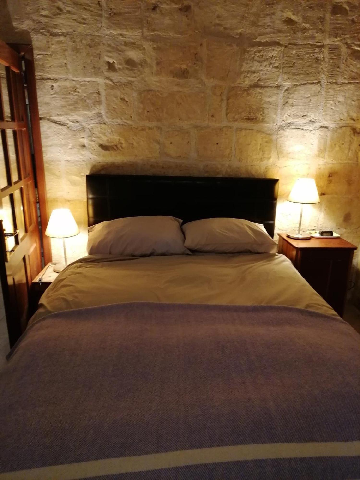 Old Refurbished Apartment In Bormla Cospicua Bagian luar foto