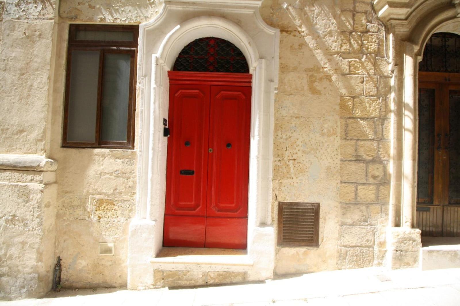 Old Refurbished Apartment In Bormla Cospicua Bagian luar foto