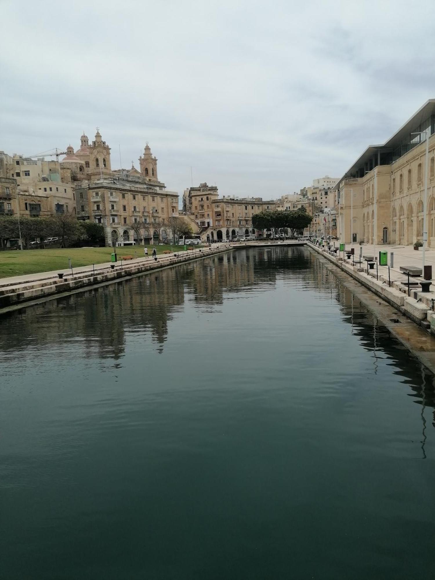 Old Refurbished Apartment In Bormla Cospicua Bagian luar foto